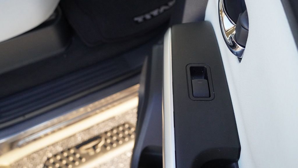 Used 2024 Nissan Titan SV w/ SV Convenience Package image 20