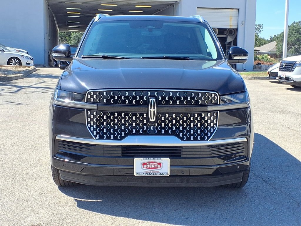 Used 2025 Lincoln Navigator Reserve AWD/4WD image 2