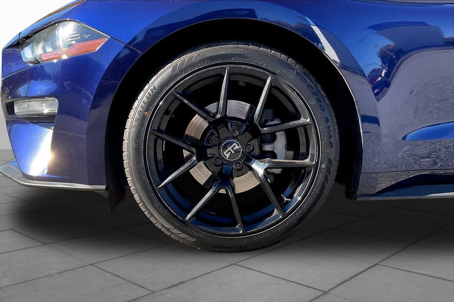 Used 2018 Ford Mustang Coupe w/ Equipment Group 101A RWD image 9