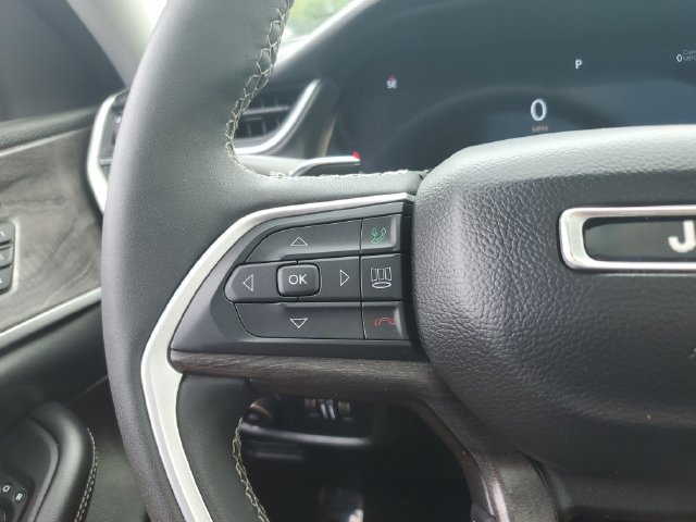 Used 2023 Jeep Grand Cherokee Limited w/ Luxury Tech Group II AWD/4WD image 23