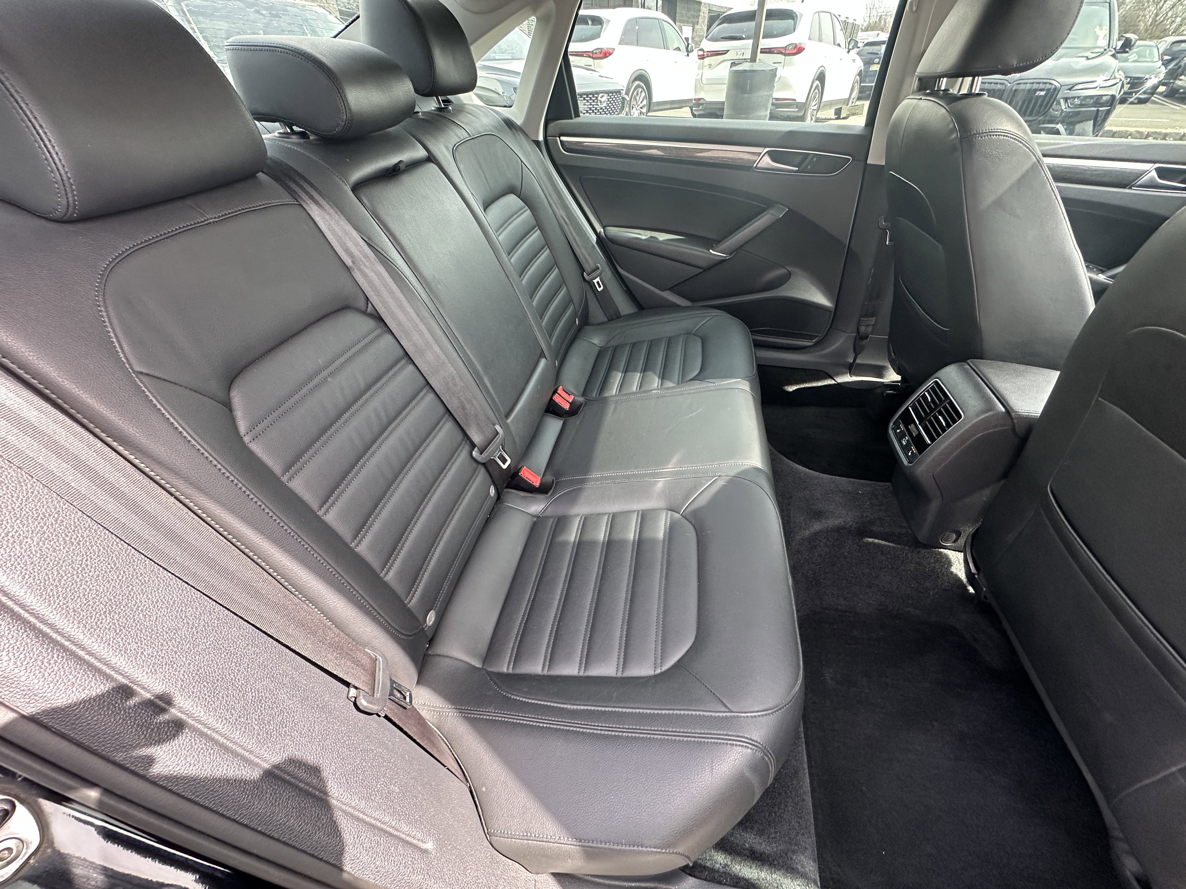 Used 2016 Volkswagen Passat 1.8T SEL Premium image 32