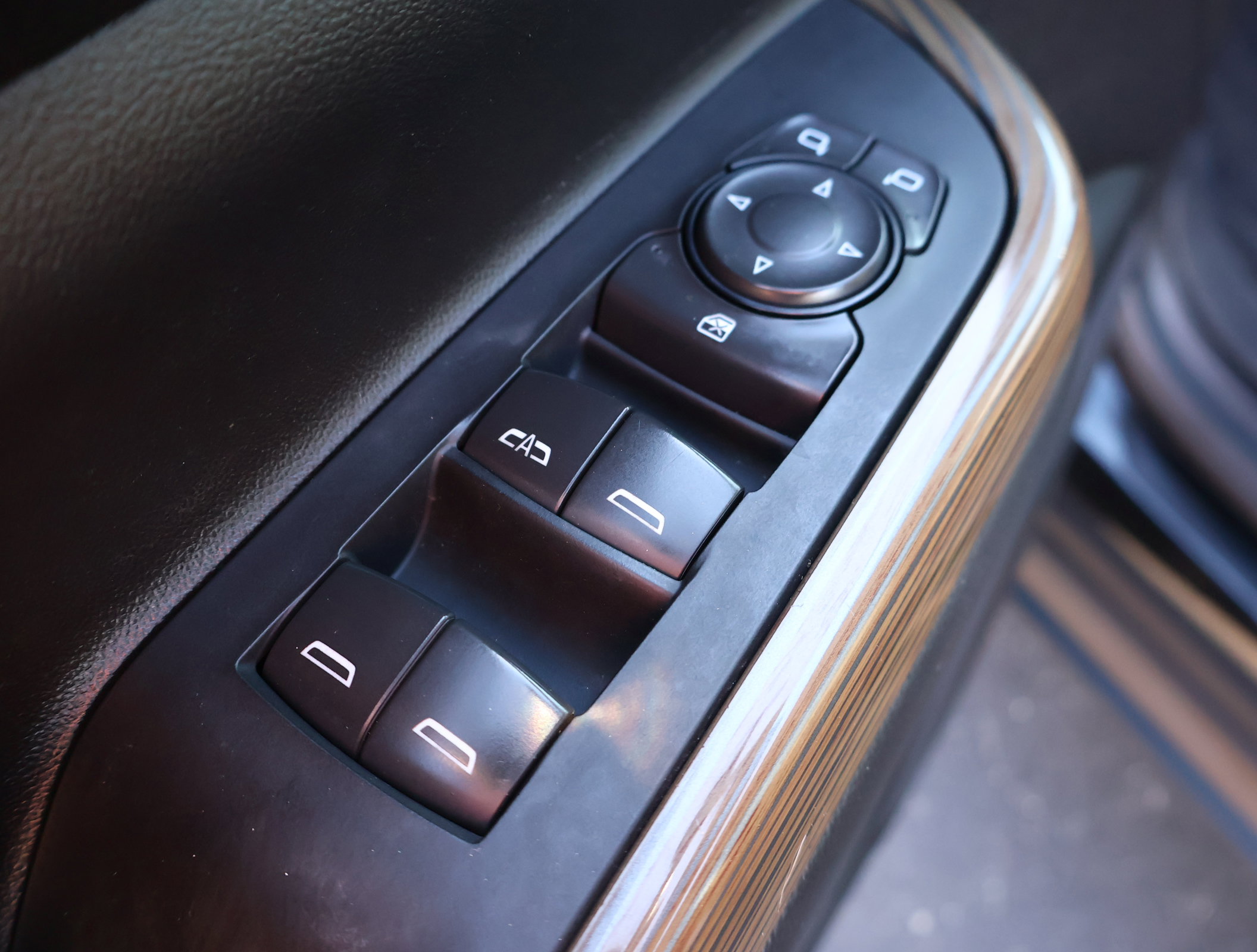 Used 2023 GMC Acadia SLE w/ Driver Convenience Package image 8