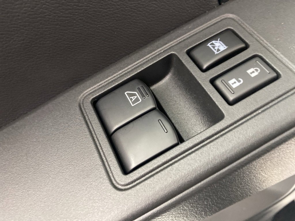 Used 2025 Nissan Frontier SV image 14