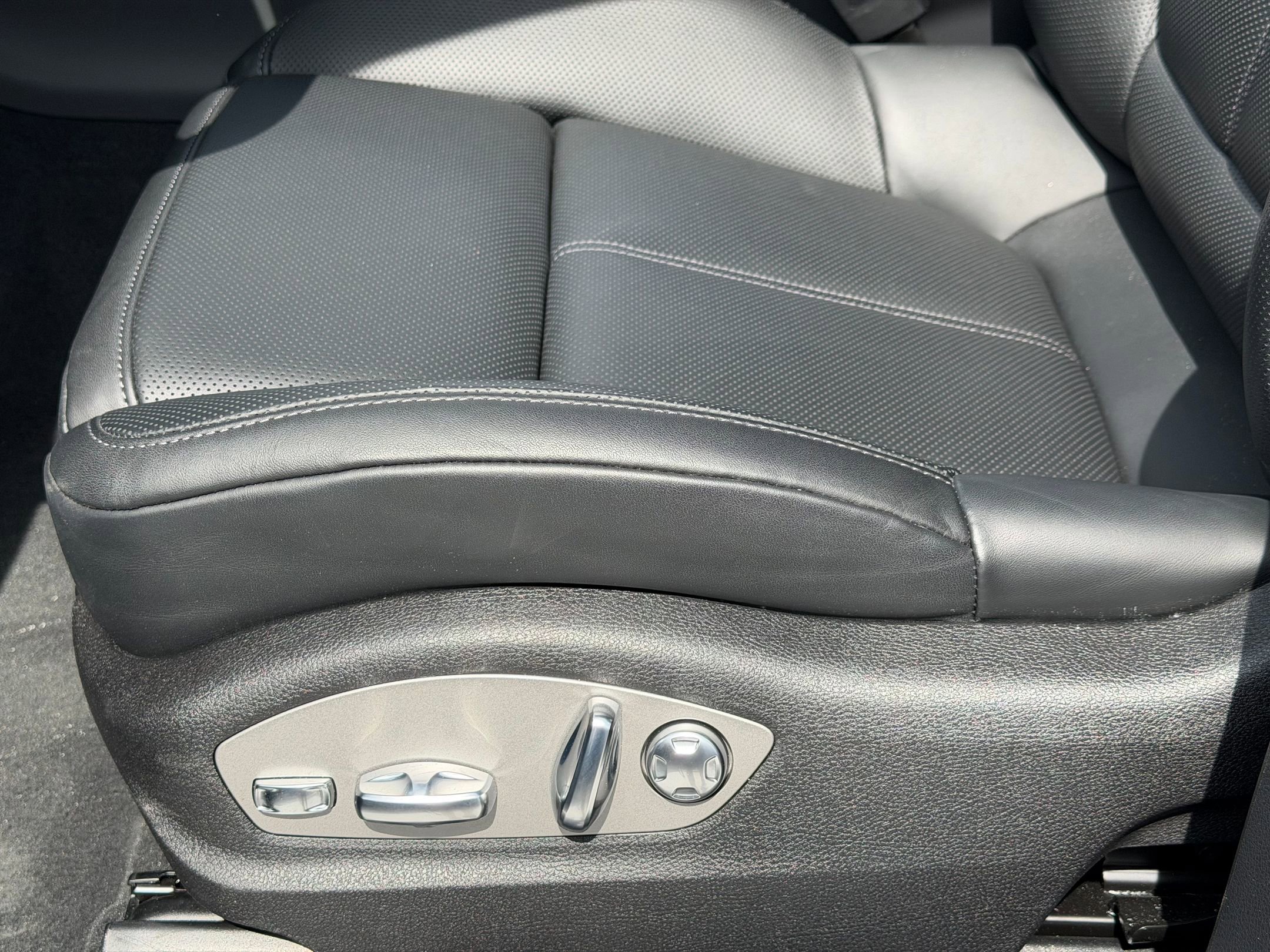 Certified 2026 Porsche Macan AWD/4WD image 26