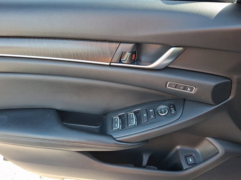 Used 2018 Honda Accord Touring image 14