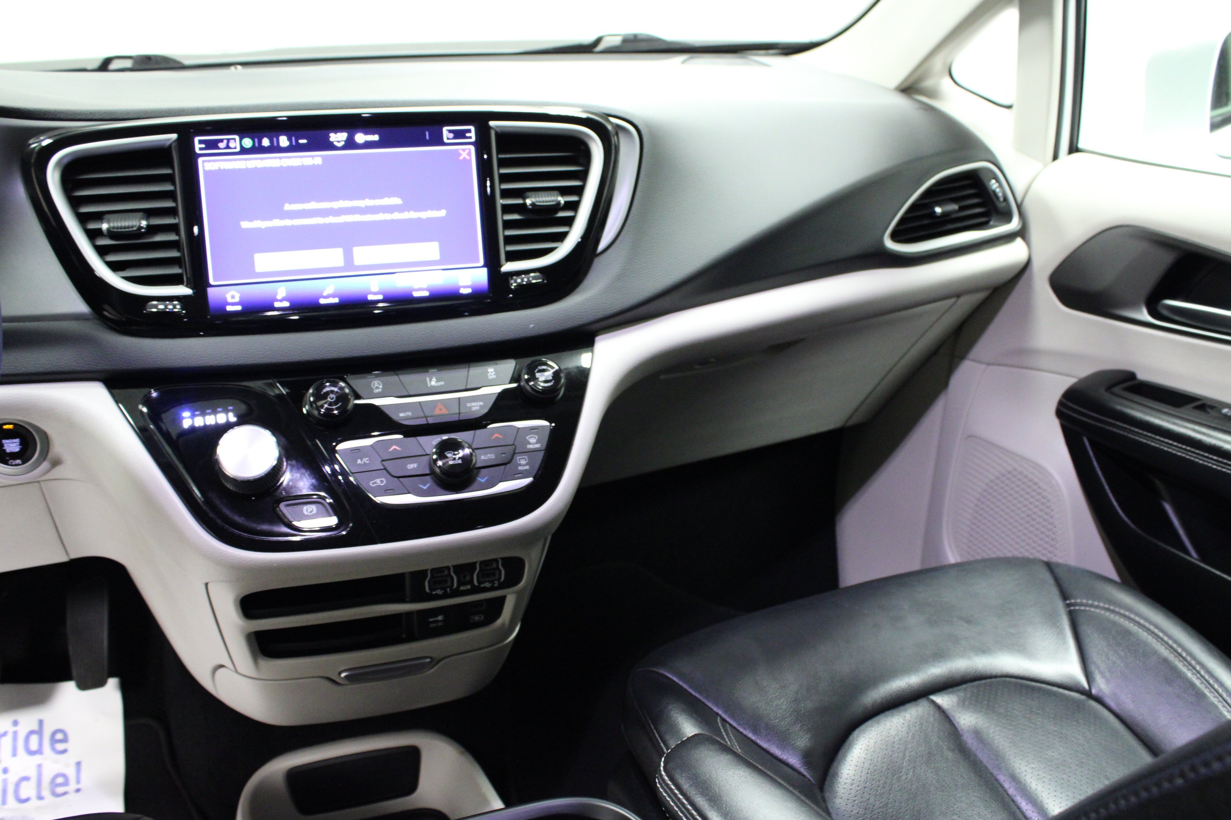 Used 2022 Chrysler Pacifica Touring-L FWD image 20