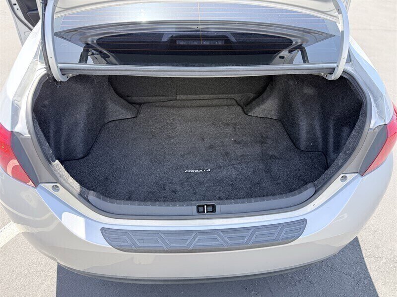 Used 2019 Toyota Corolla SE w/ Carpet Mat Package (TMS) FWD image 17
