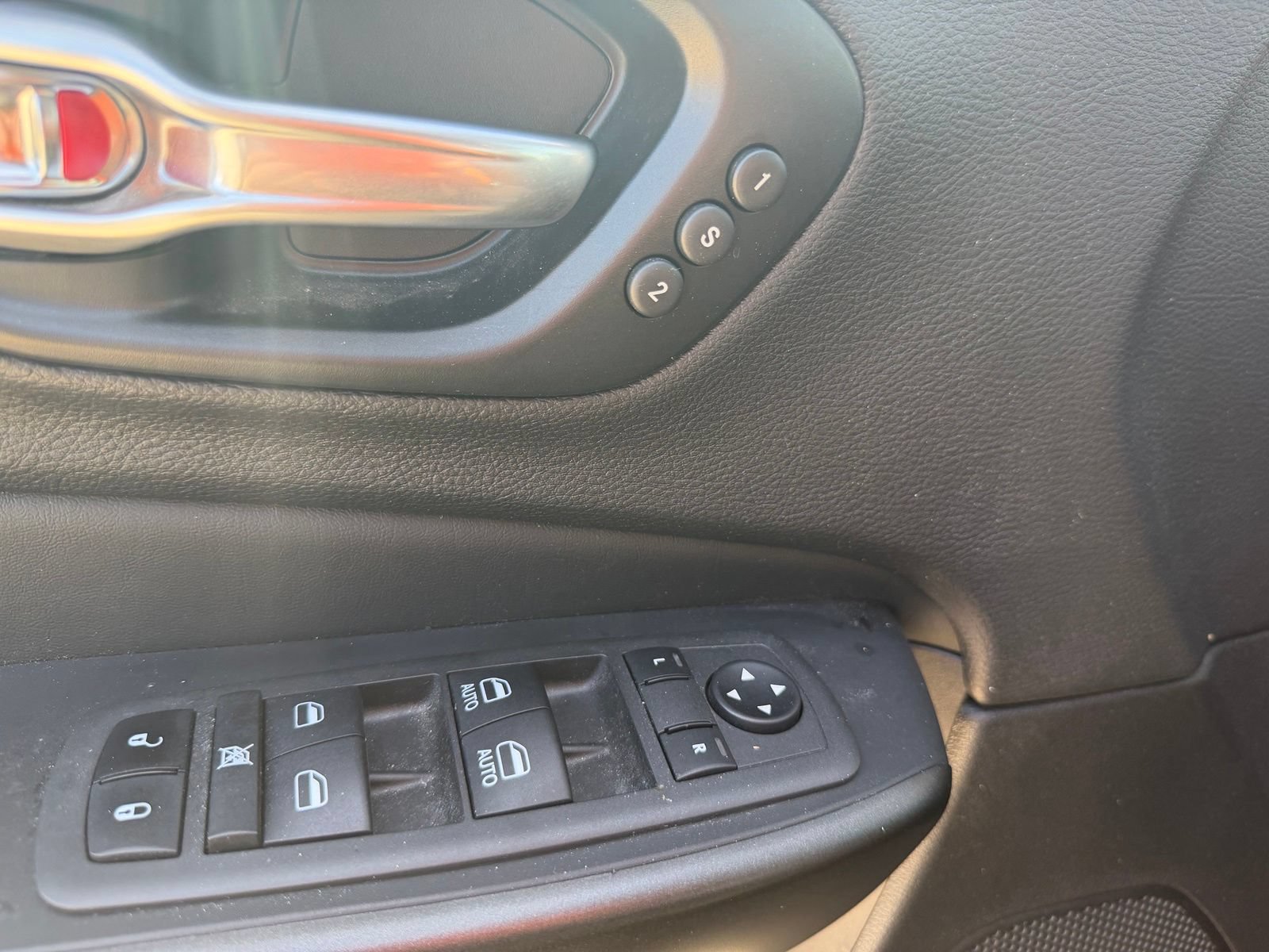 Used 2022 Jeep Cherokee Trailhawk w/ Premium Leather Package AWD/4WD image 32