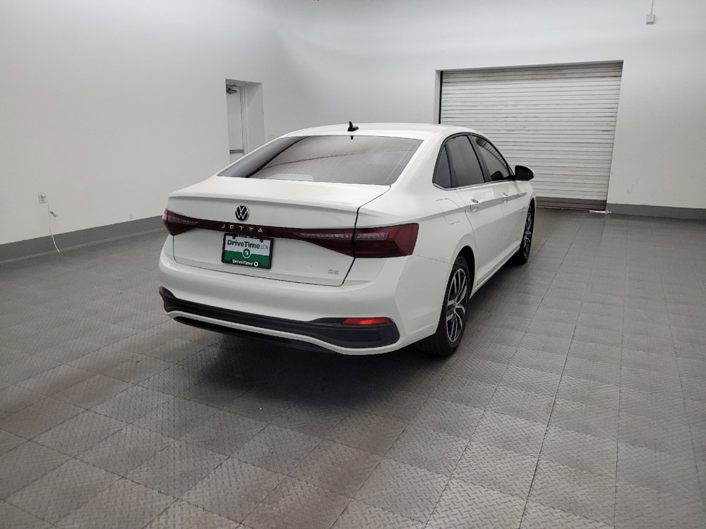 Used 2025 Volkswagen Jetta SE FWD image 9