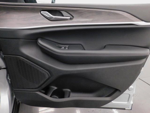 Used 2025 Jeep Grand Cherokee Limited image 24