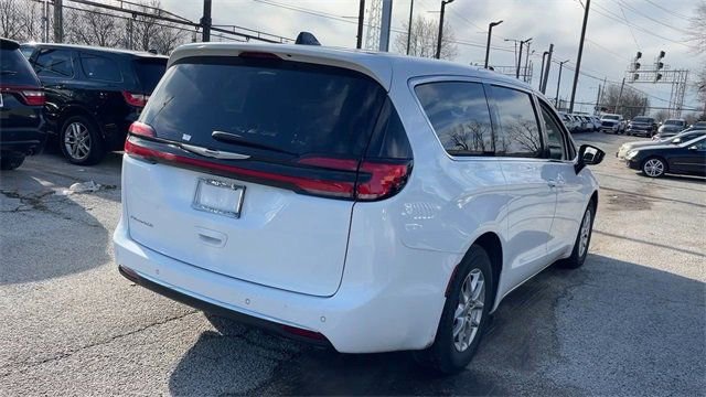 Used 2024 Chrysler Pacifica Touring-L image 23