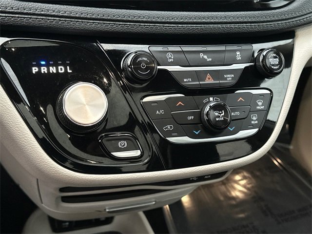 Used 2019 Chrysler Pacifica Limited image 28