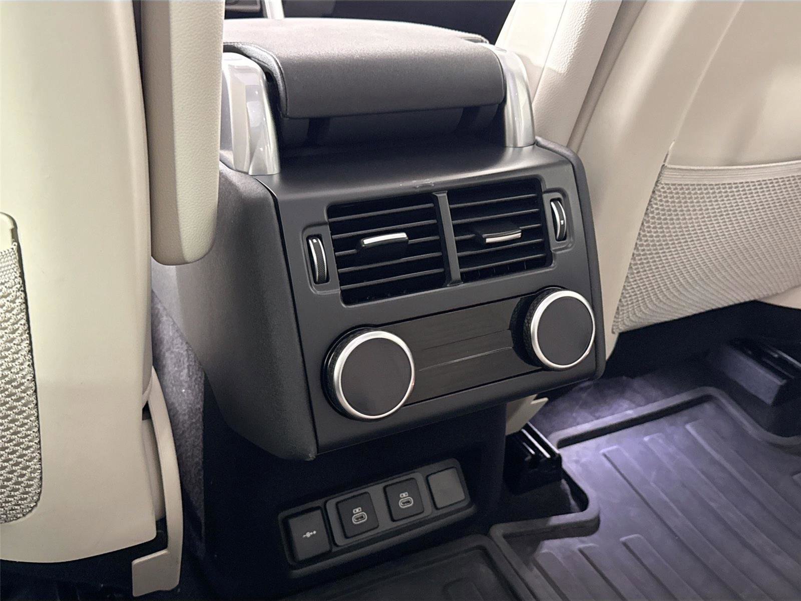 Used 2024 Land Rover Discovery S image 38