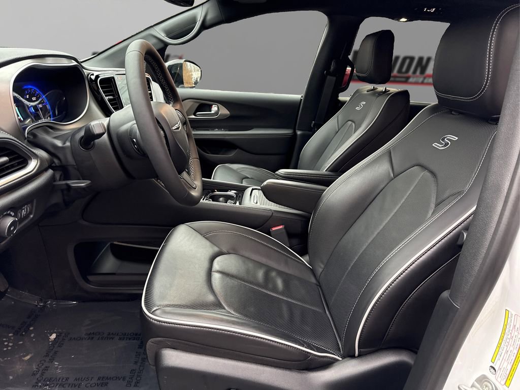 Used 2024 Chrysler Pacifica Limited w/ S Appearance Package image 9