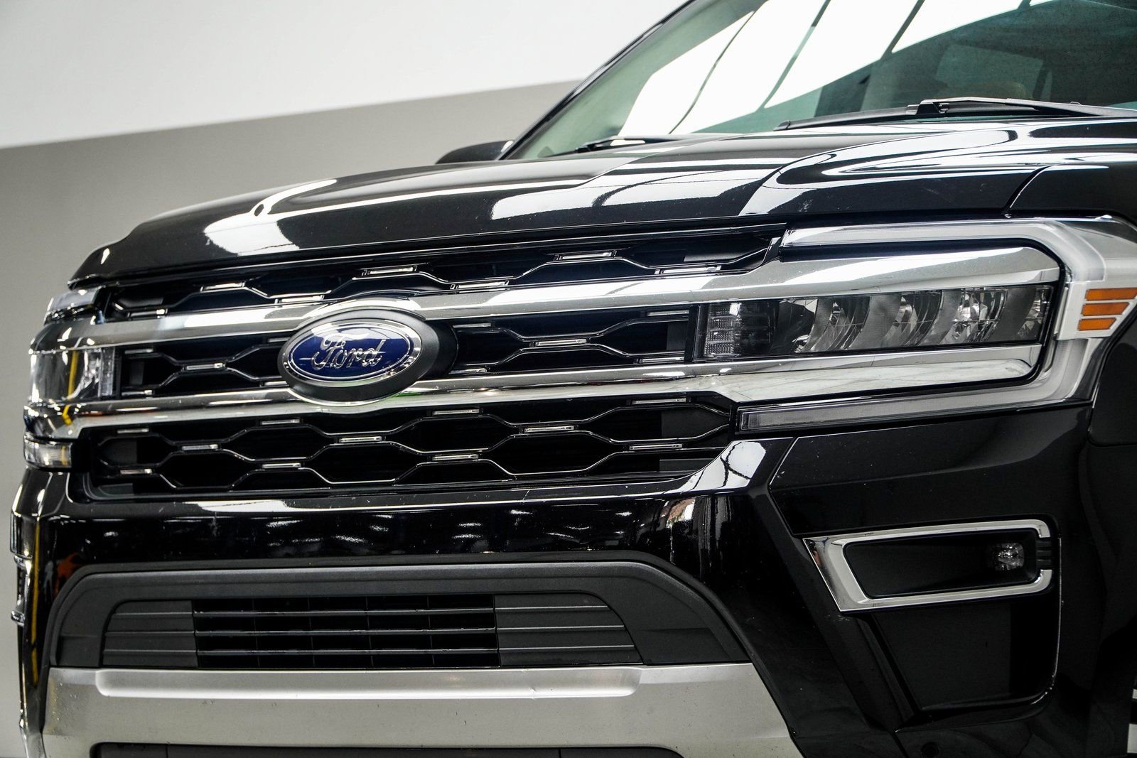 Used 2024 Ford Expedition Limited AWD/4WD image 2