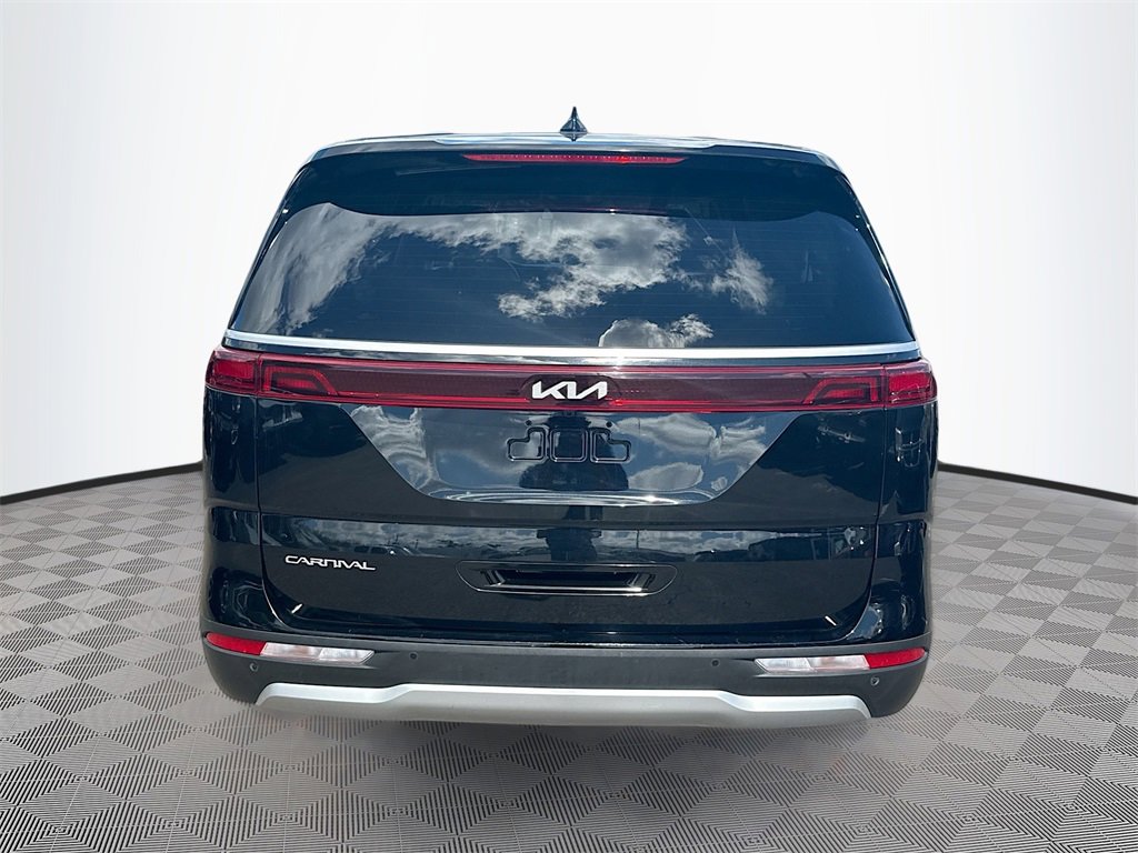Used 2024 Kia Carnival EX image 7