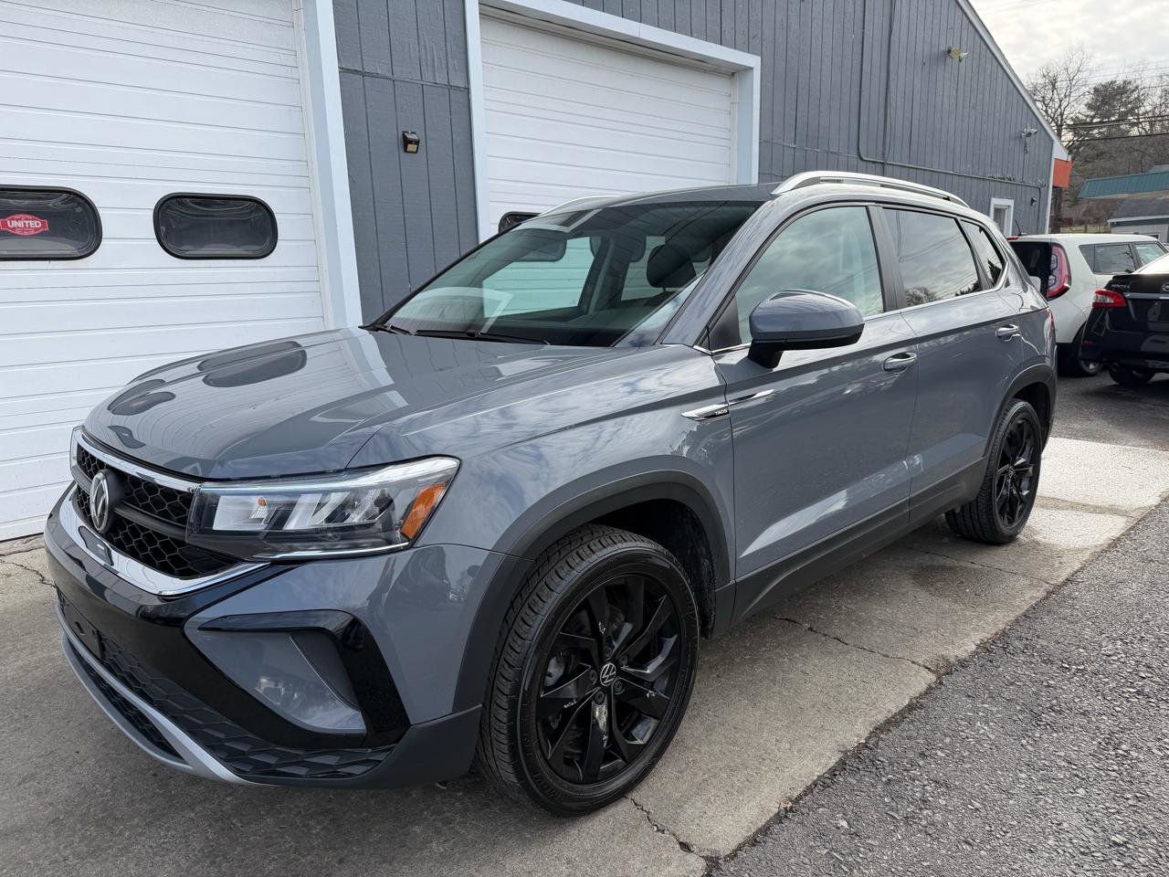 Used 2022 Volkswagen Taos SE image 1