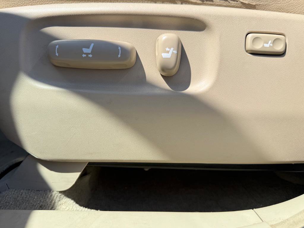 Used 2006 Toyota Highlander 4WD V6 w/ 3rd Row image 14