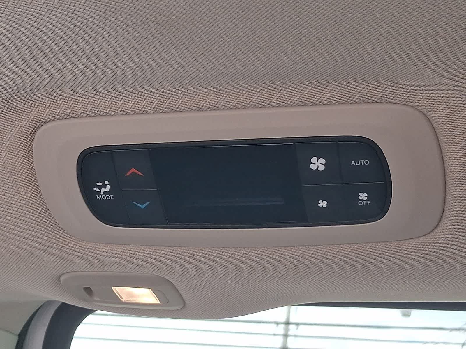 Used 2023 Chrysler Pacifica Limited FWD image 11