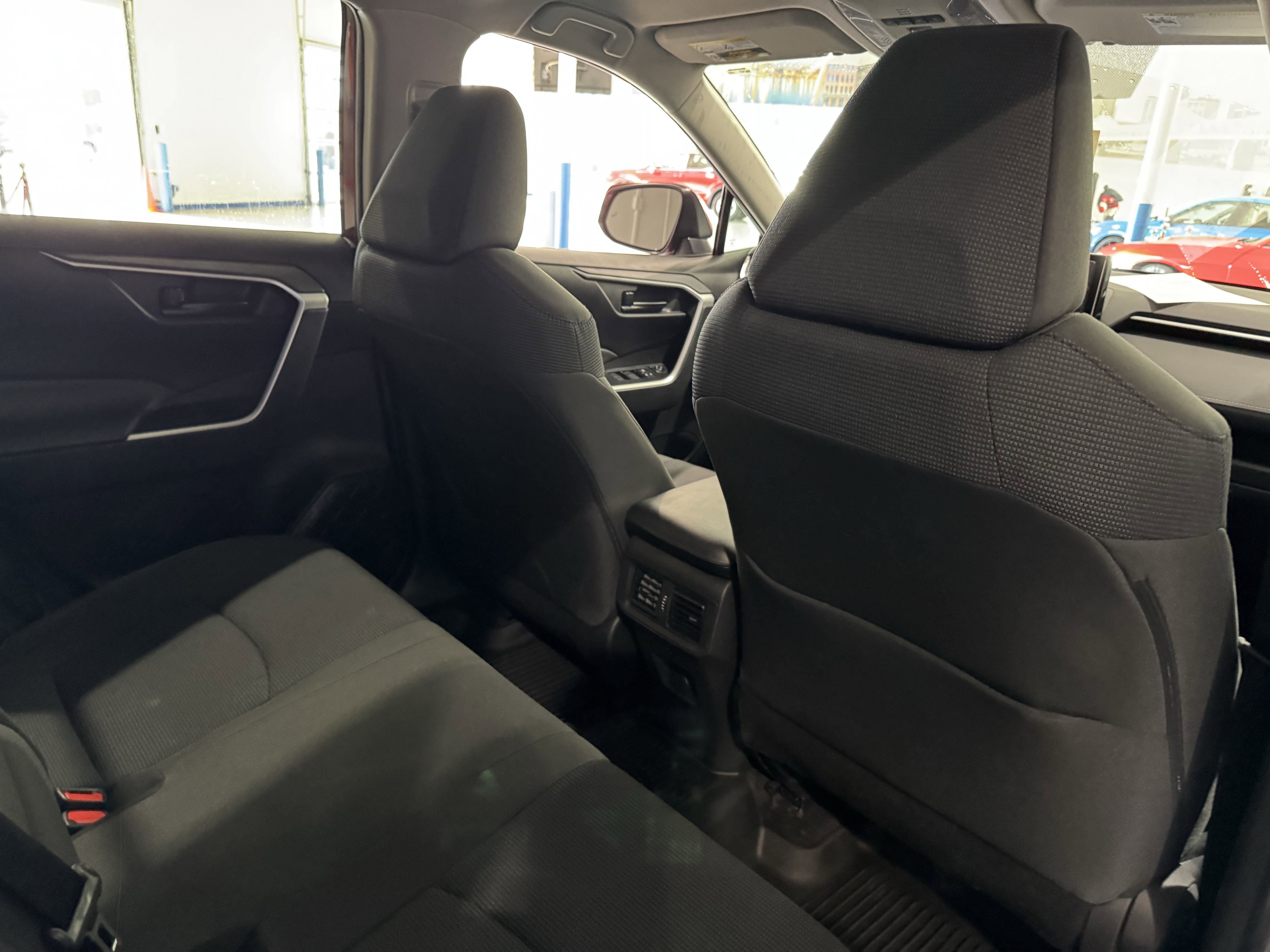 Used 2022 Toyota RAV4 LE image 33
