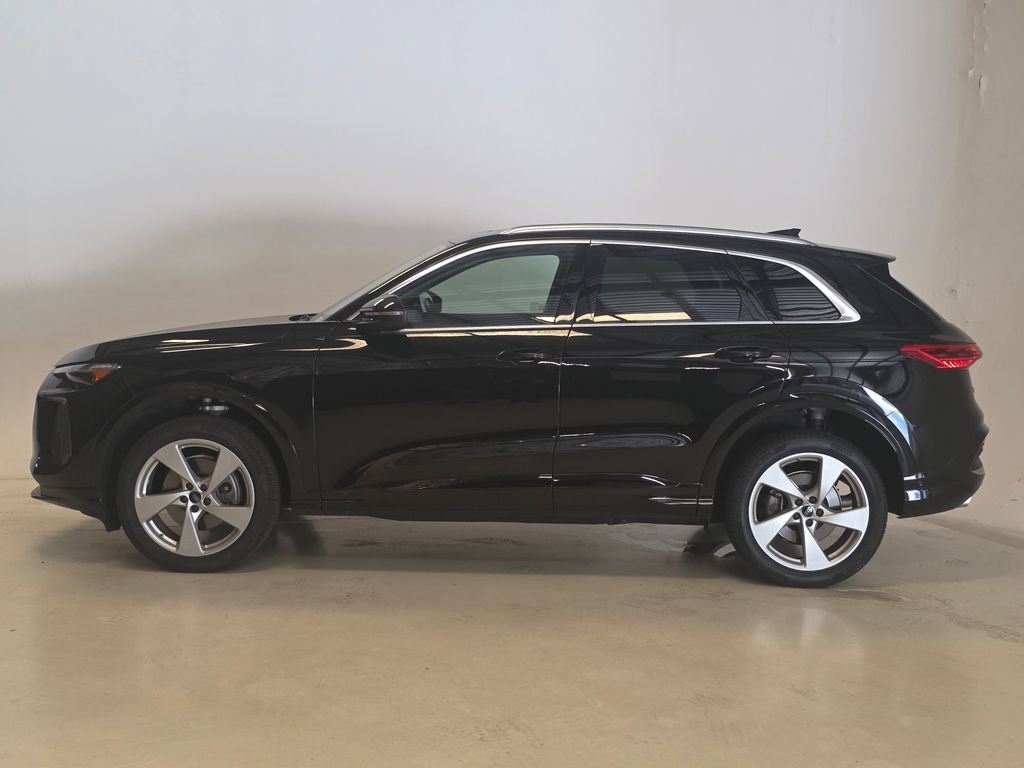 Certified 2025 Audi Q5 Premium AWD/4WD image 3
