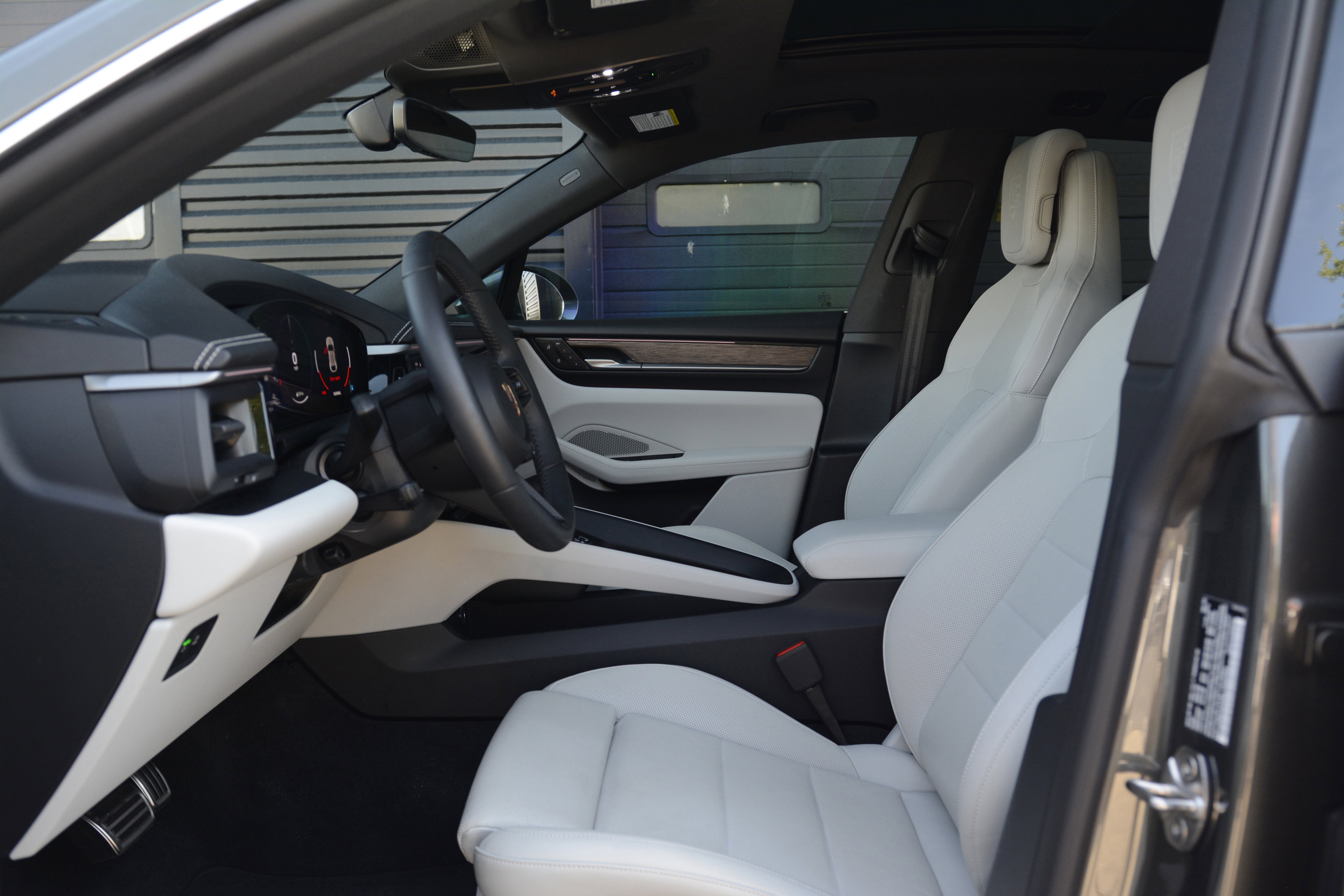 Certified 2025 Porsche Macan 4S Electric AWD/4WD image 15