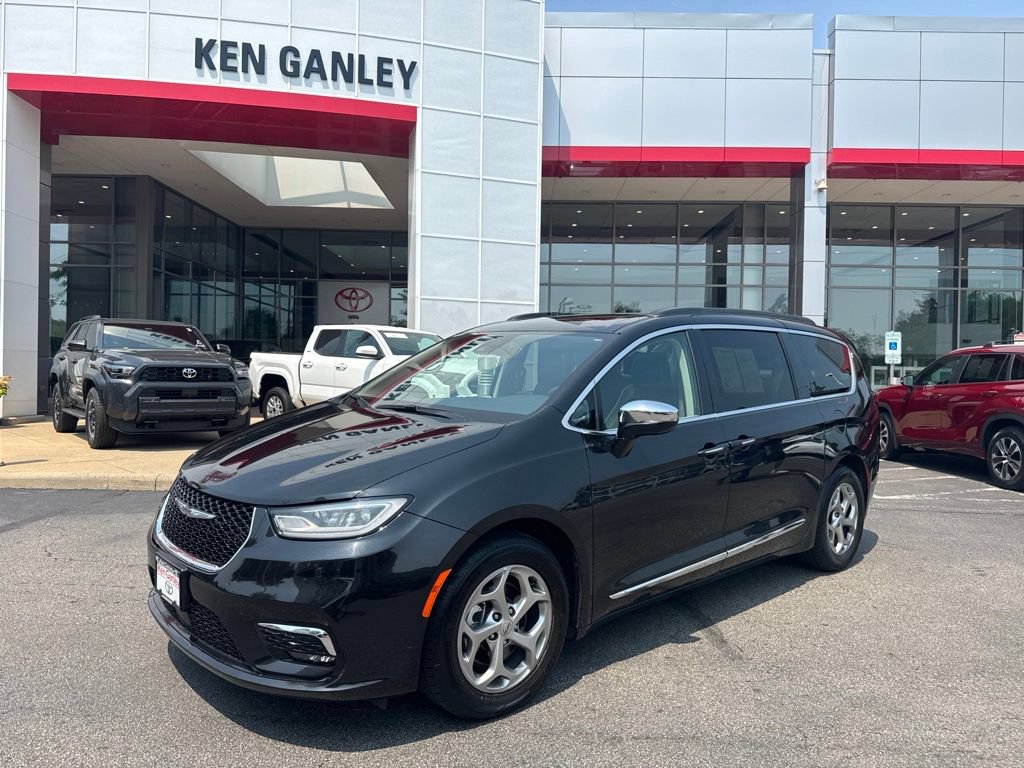 Used 2023 Chrysler Pacifica Limited FWD image 1