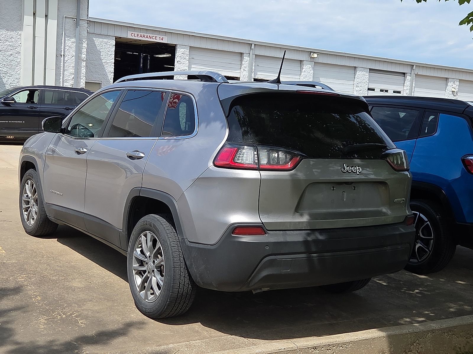 Used 2021 Jeep Cherokee Latitude Plus w/ Sun & Sound Group FWD image 3