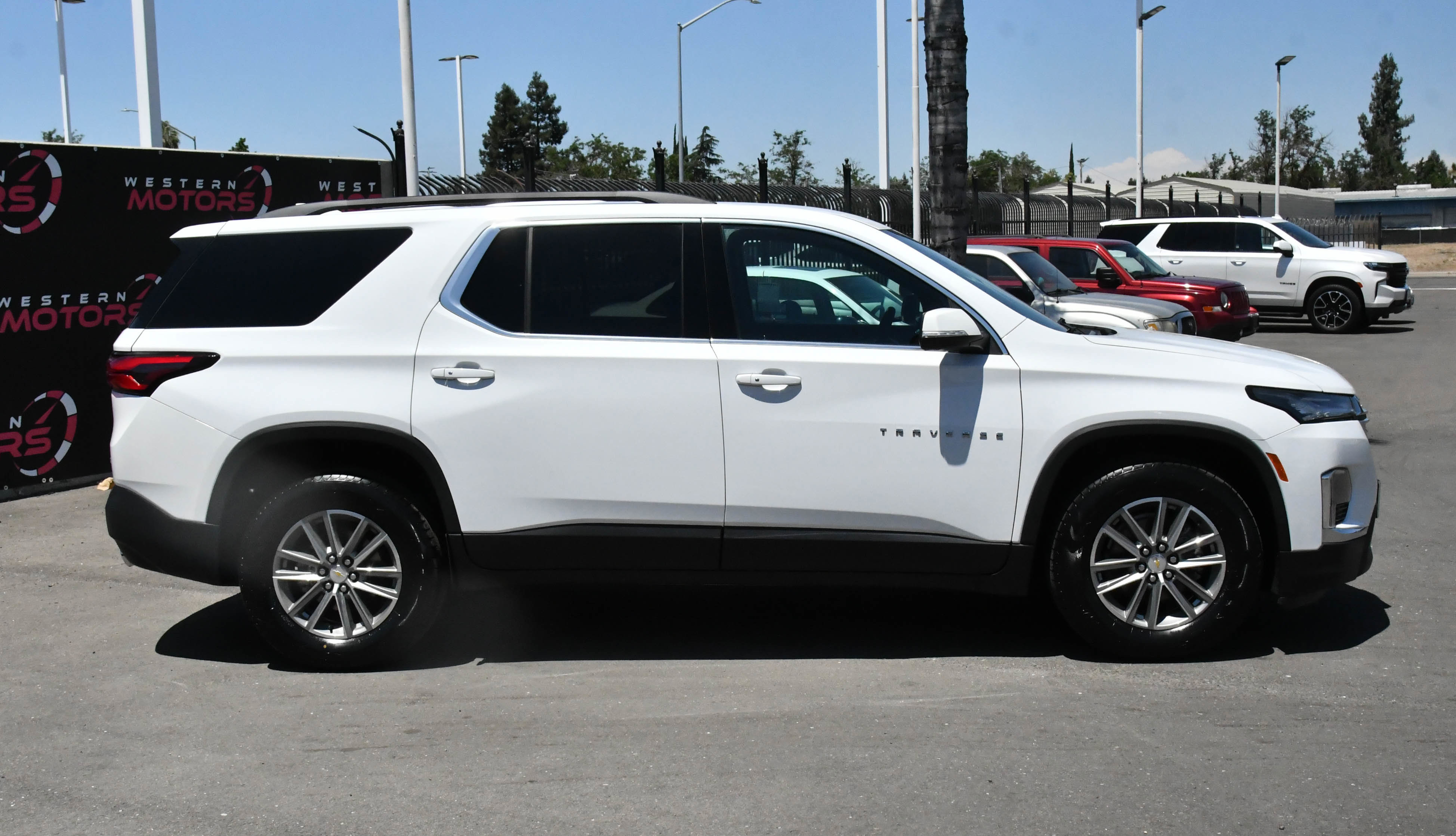 Used 2023 Chevrolet Traverse LT FWD image 9