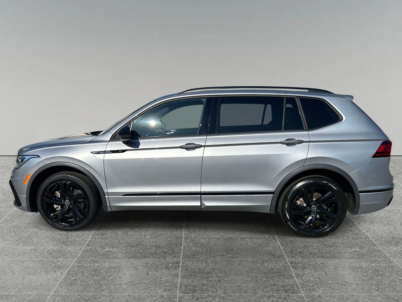 Used 2023 Volkswagen Tiguan SE R-Line FWD image 2