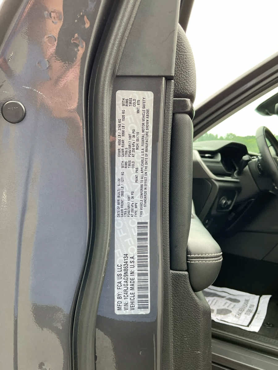 Used 2022 Jeep Grand Cherokee Laredo w/ Luxury Tech Group I RWD image 29