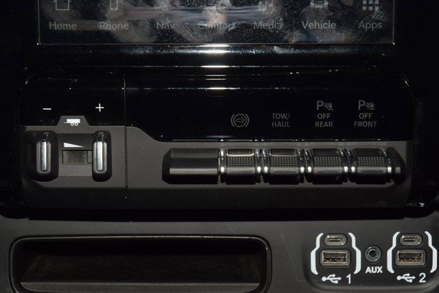 Used 2024 RAM 2500 Limited image 32