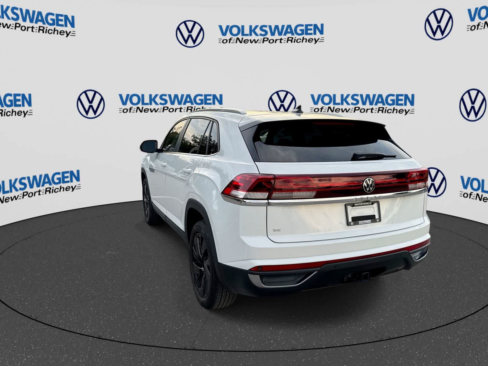 Used 2024 Volkswagen Atlas Cross Sport SE w/ Panoramic Sunroof Package FWD image 12