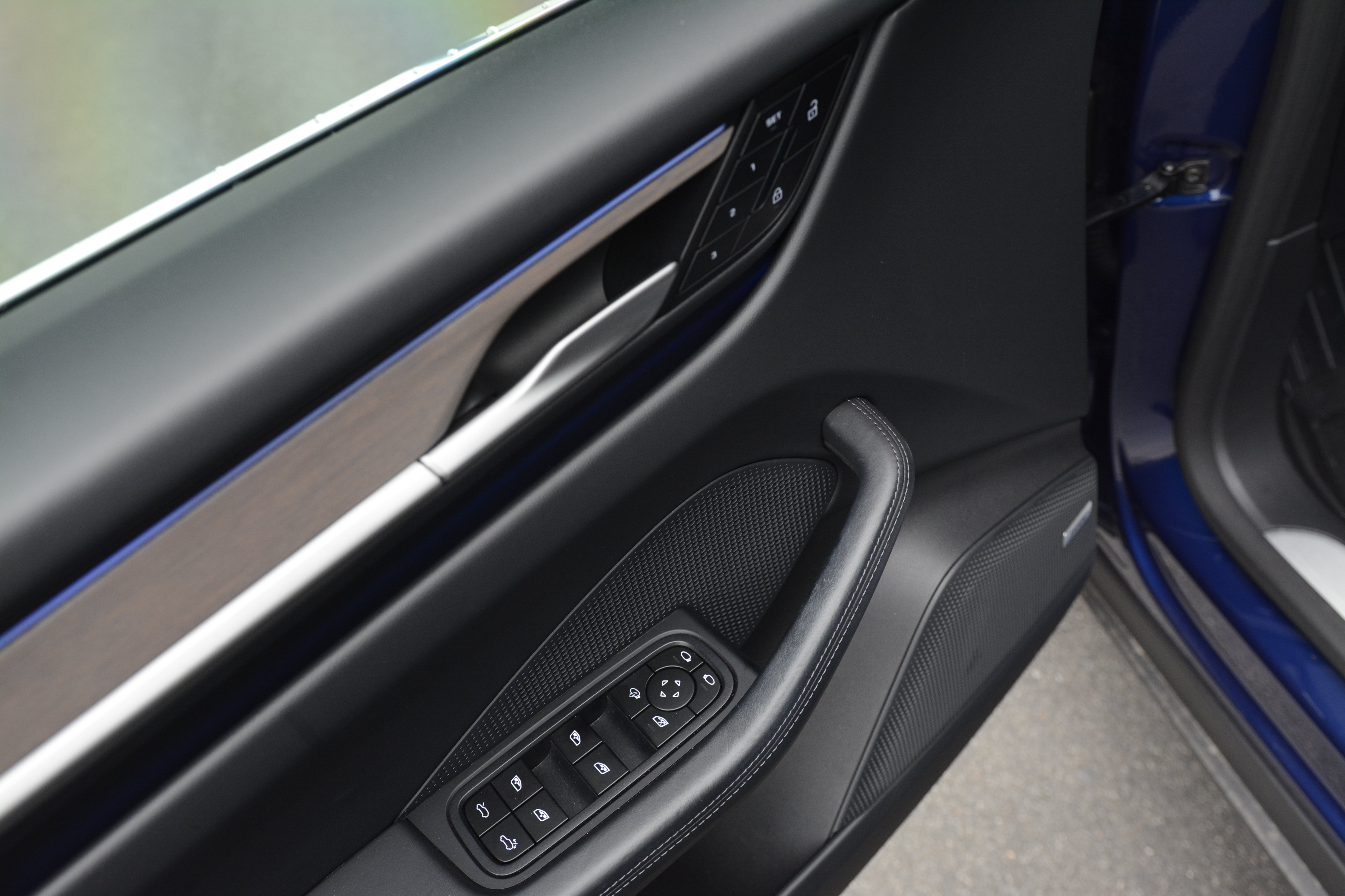 Certified 2024 Porsche Macan 4 Electric AWD/4WD image 14