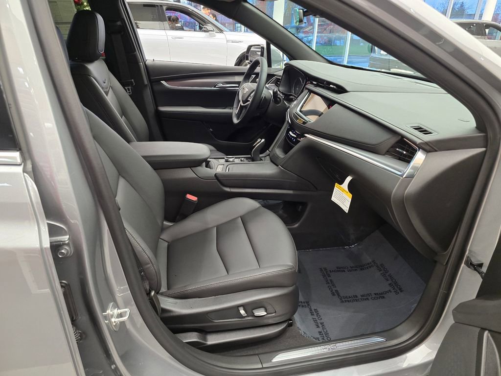 New 2025 Cadillac XT5 Luxury image 11