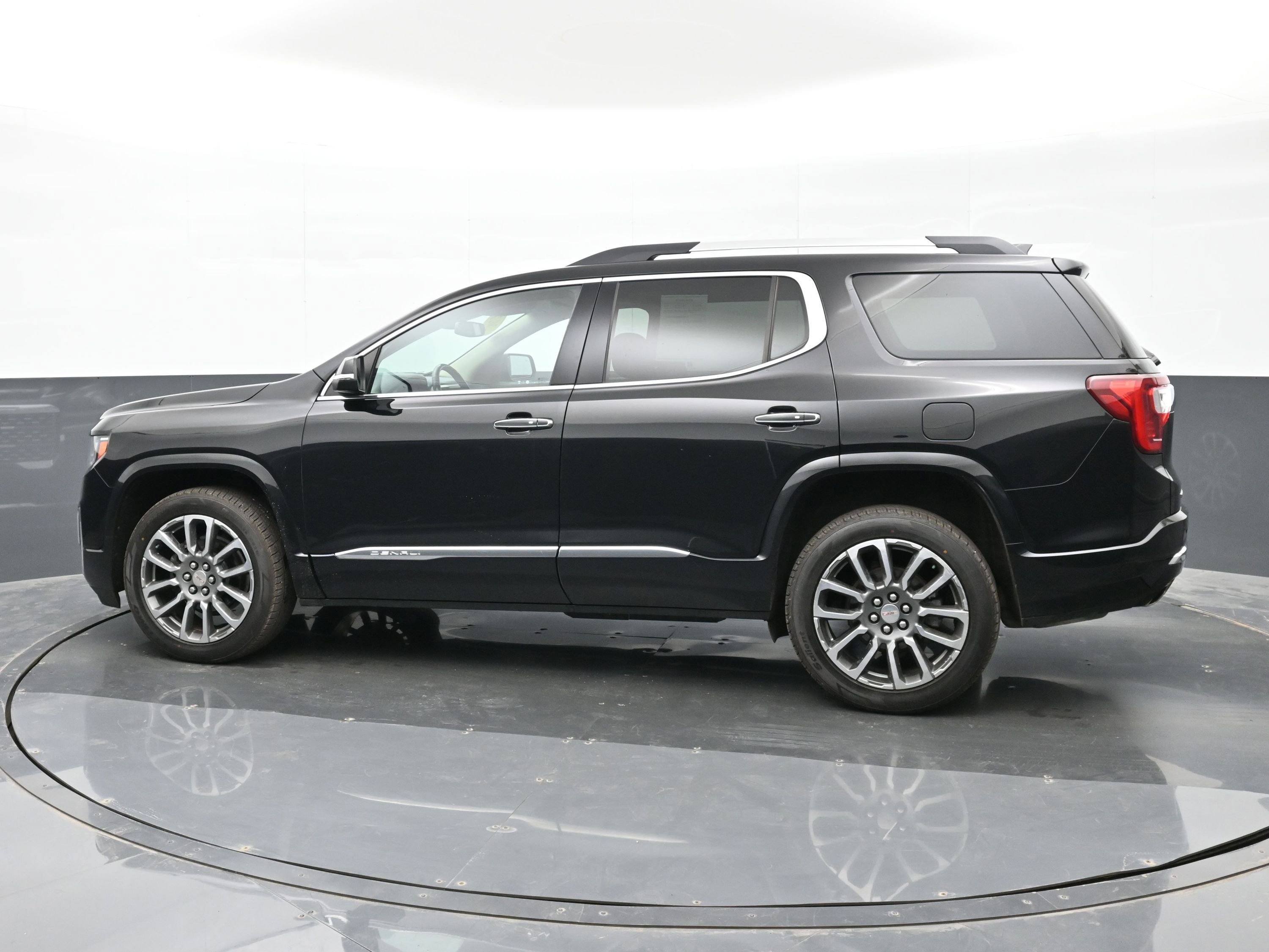 Used 2021 GMC Acadia Denali image 9