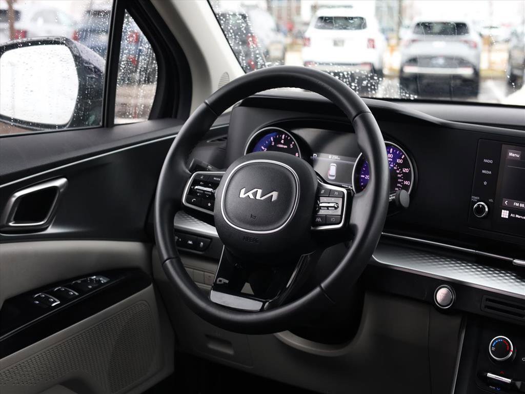Used 2023 Kia Carnival LX image 10
