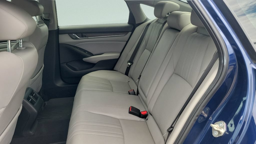 Used 2018 Honda Accord Touring image 10