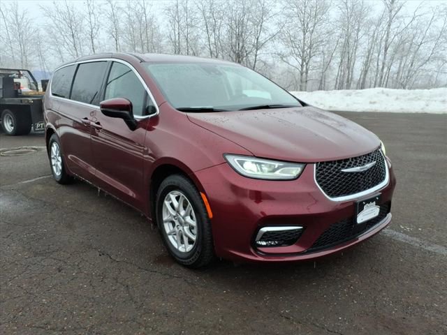 Used 2023 Chrysler Pacifica Touring-L FWD image 7