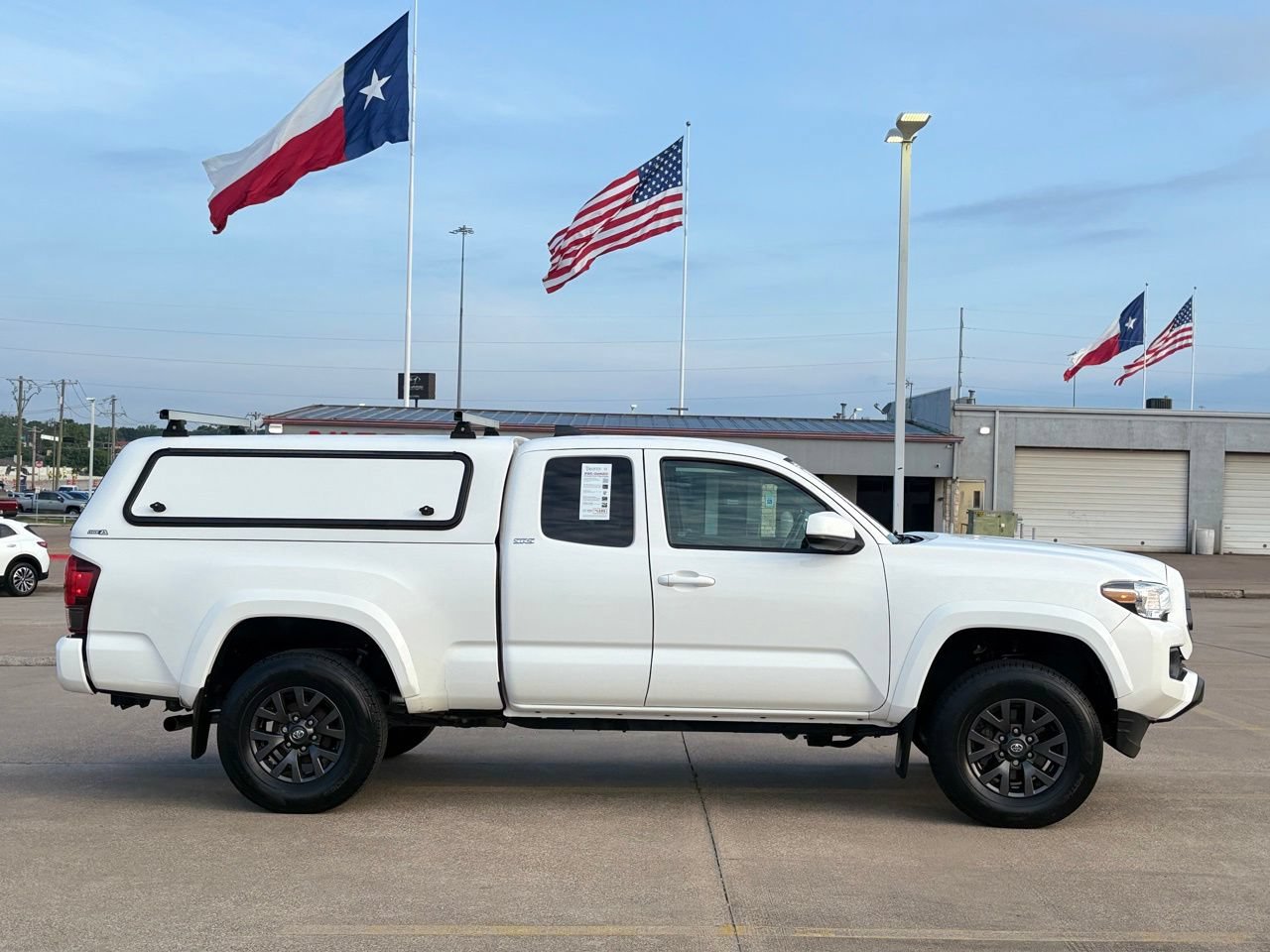 Used 2022 Toyota Tacoma SR5 AWD/4WD image 5