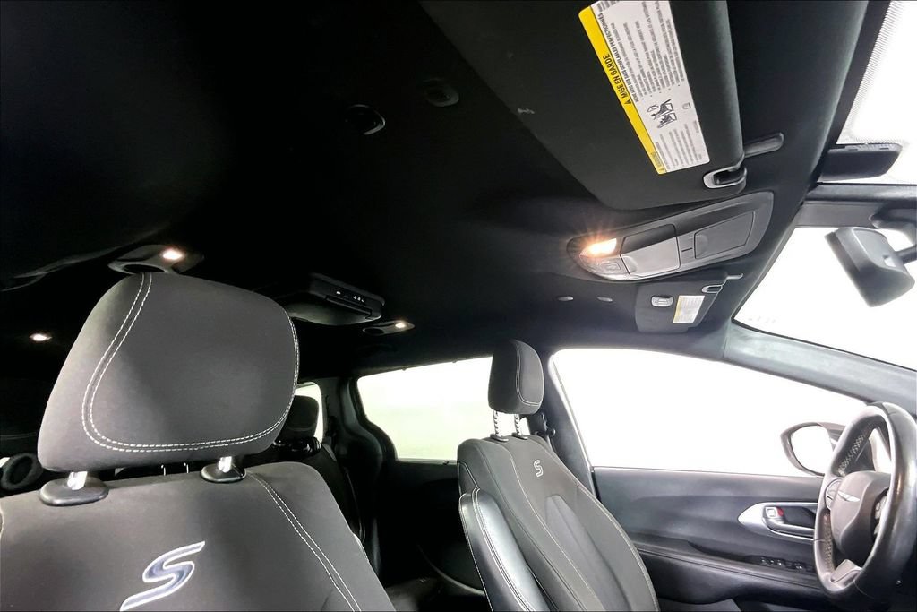 Used 2020 Chrysler Pacifica Touring w/ S Appearance Package FWD image 22