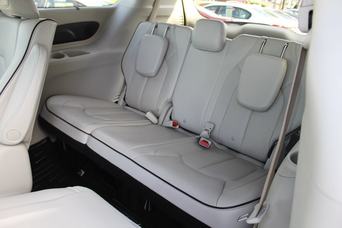 Used 2020 Chrysler Pacifica Limited w/ Advanced Safetytec Group FWD image 18