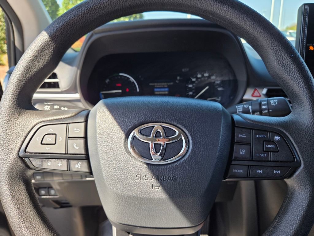 Used 2025 Toyota Sienna LE image 23