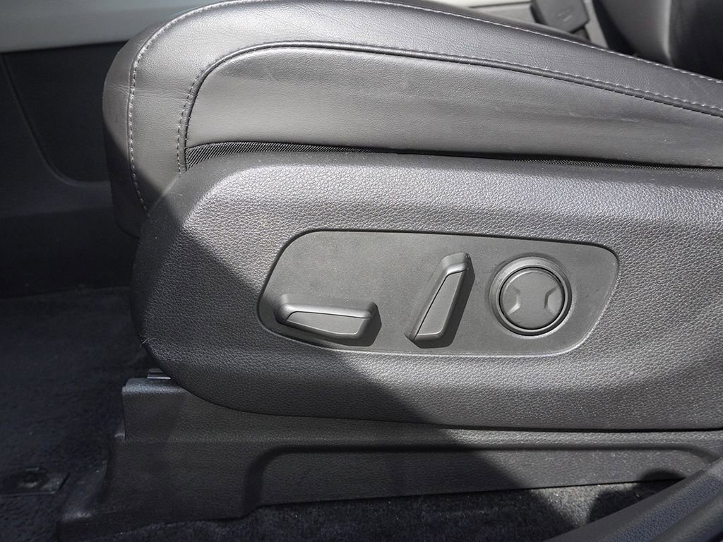 Used 2024 Kia Carnival EX image 27