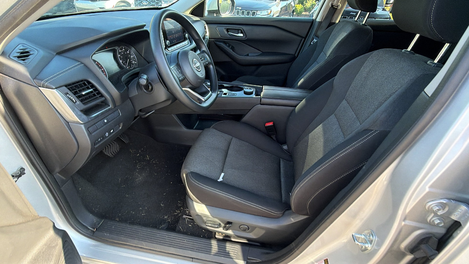 Used 2024 Nissan Rogue SV AWD/4WD image 16