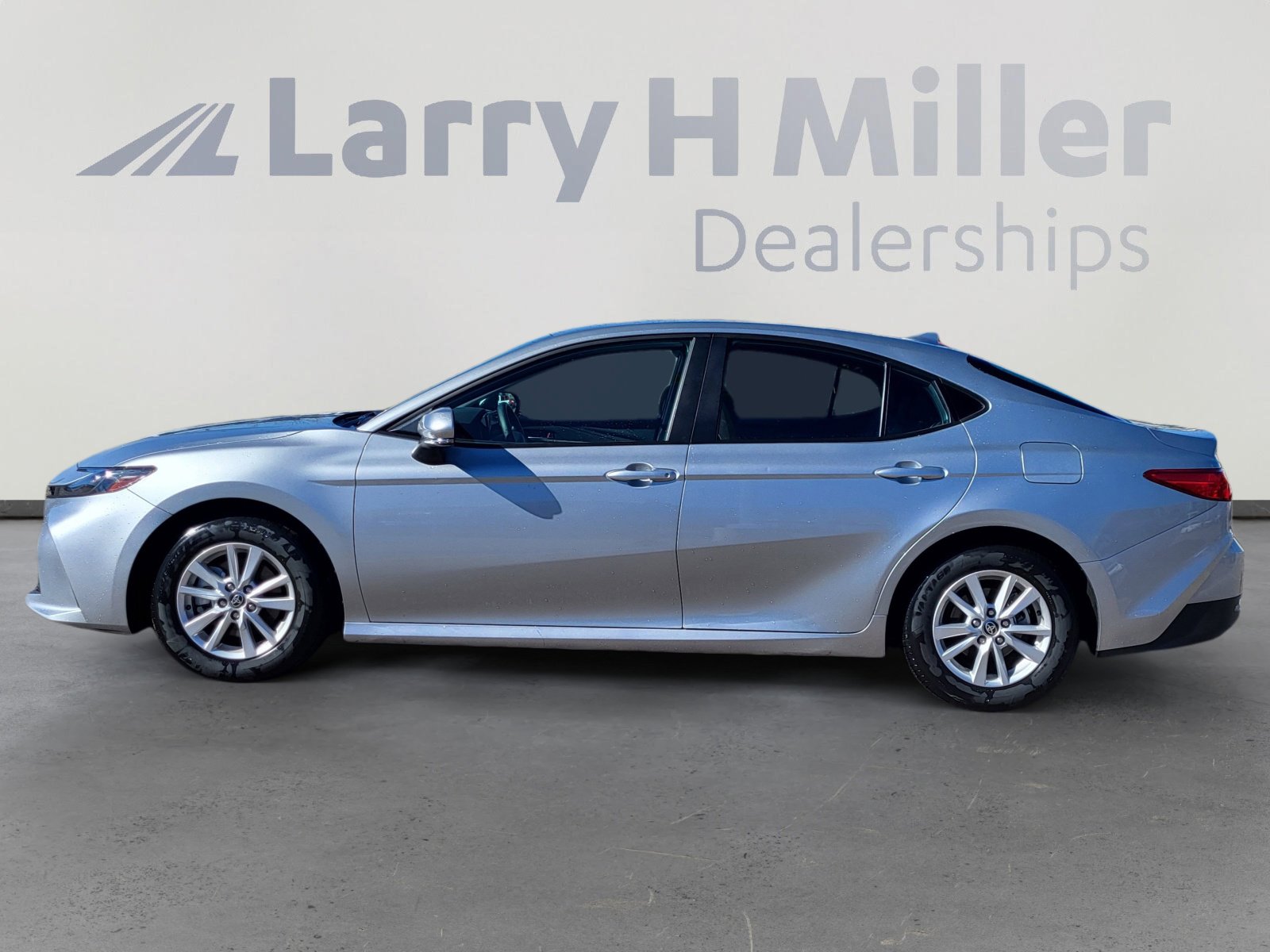 Used 2025 Toyota Camry LE image 2