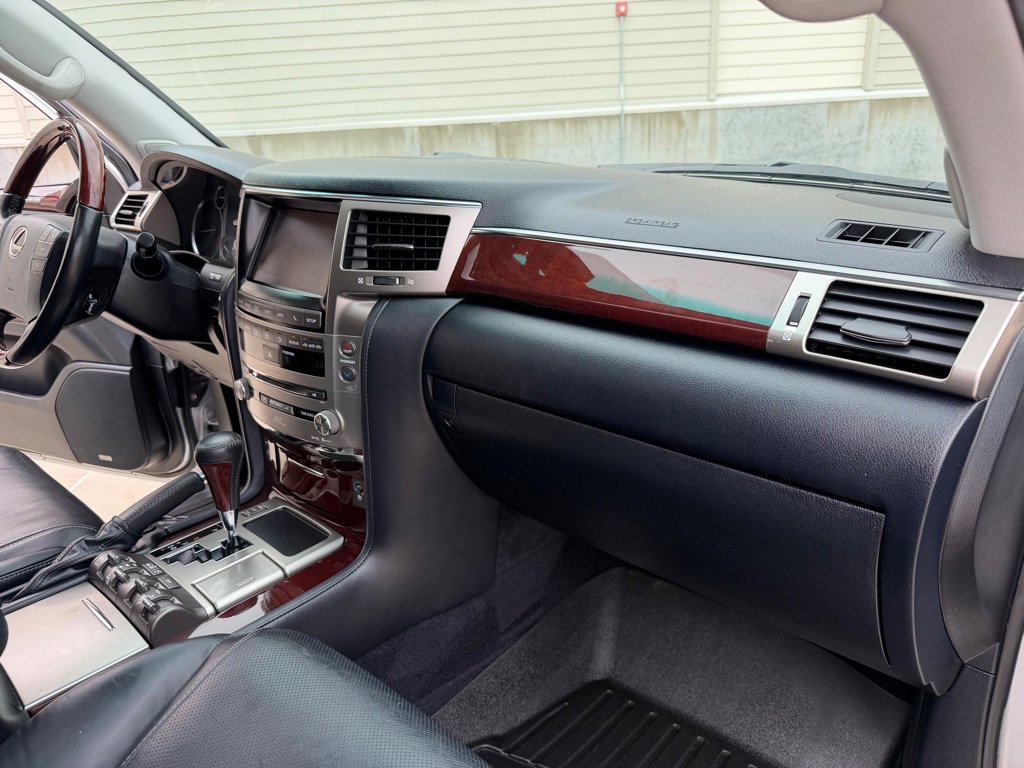Used 2013 Lexus LX 570 4WD w/ Luxury Pkg image 24