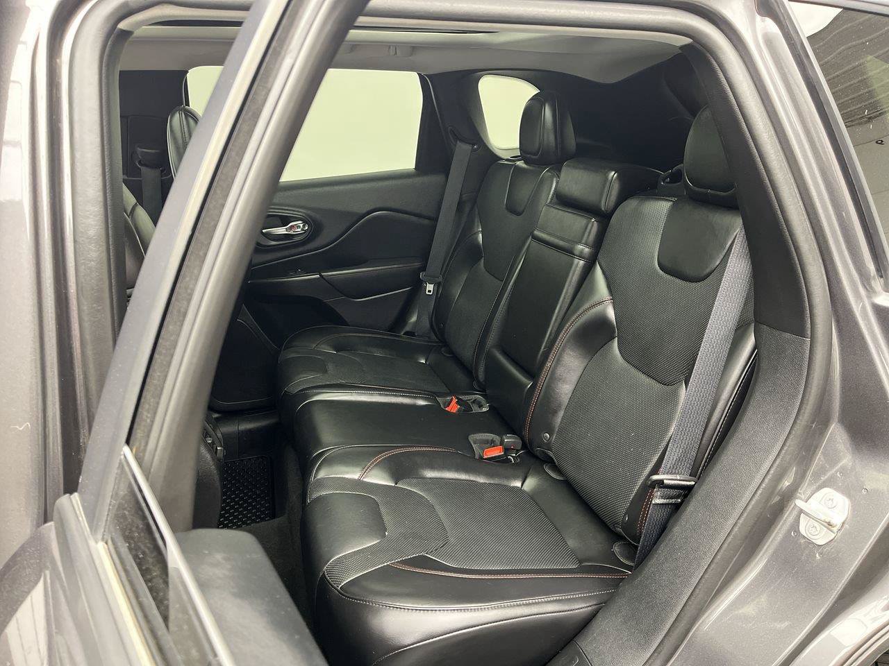 Used 2019 Jeep Cherokee Trailhawk AWD/4WD image 11