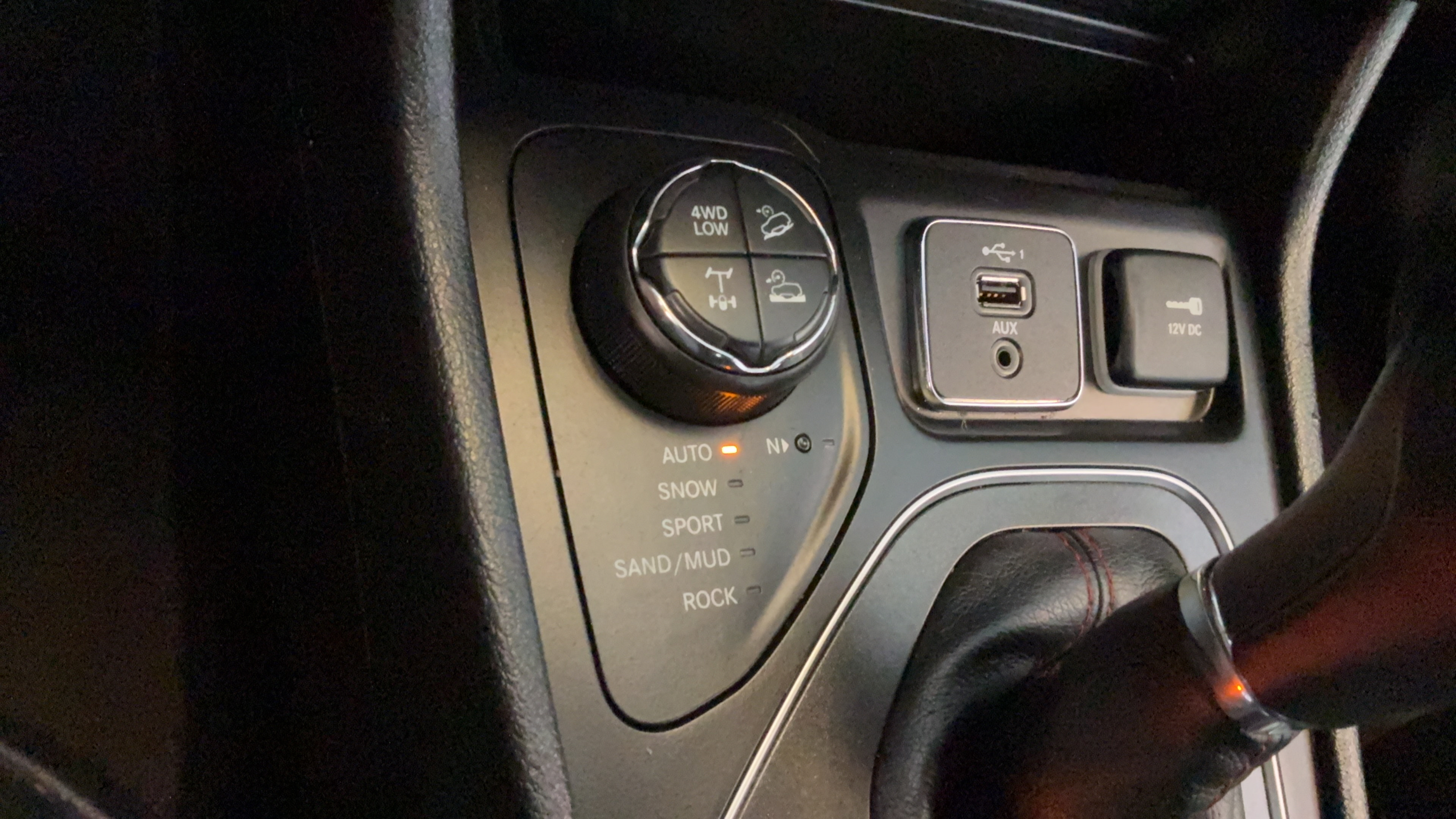 Used 2019 Jeep Cherokee Trailhawk AWD/4WD image 16