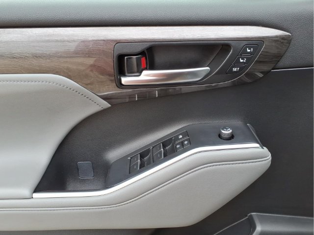 Used 2022 Toyota Highlander Limited AWD/4WD image 11